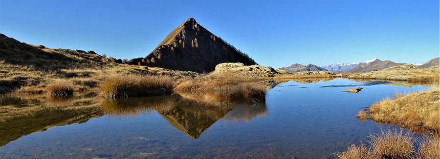 Il Pizzo dell'orto (2276 m) si specchia nel laghetto di Val Vegiao (2146 m)